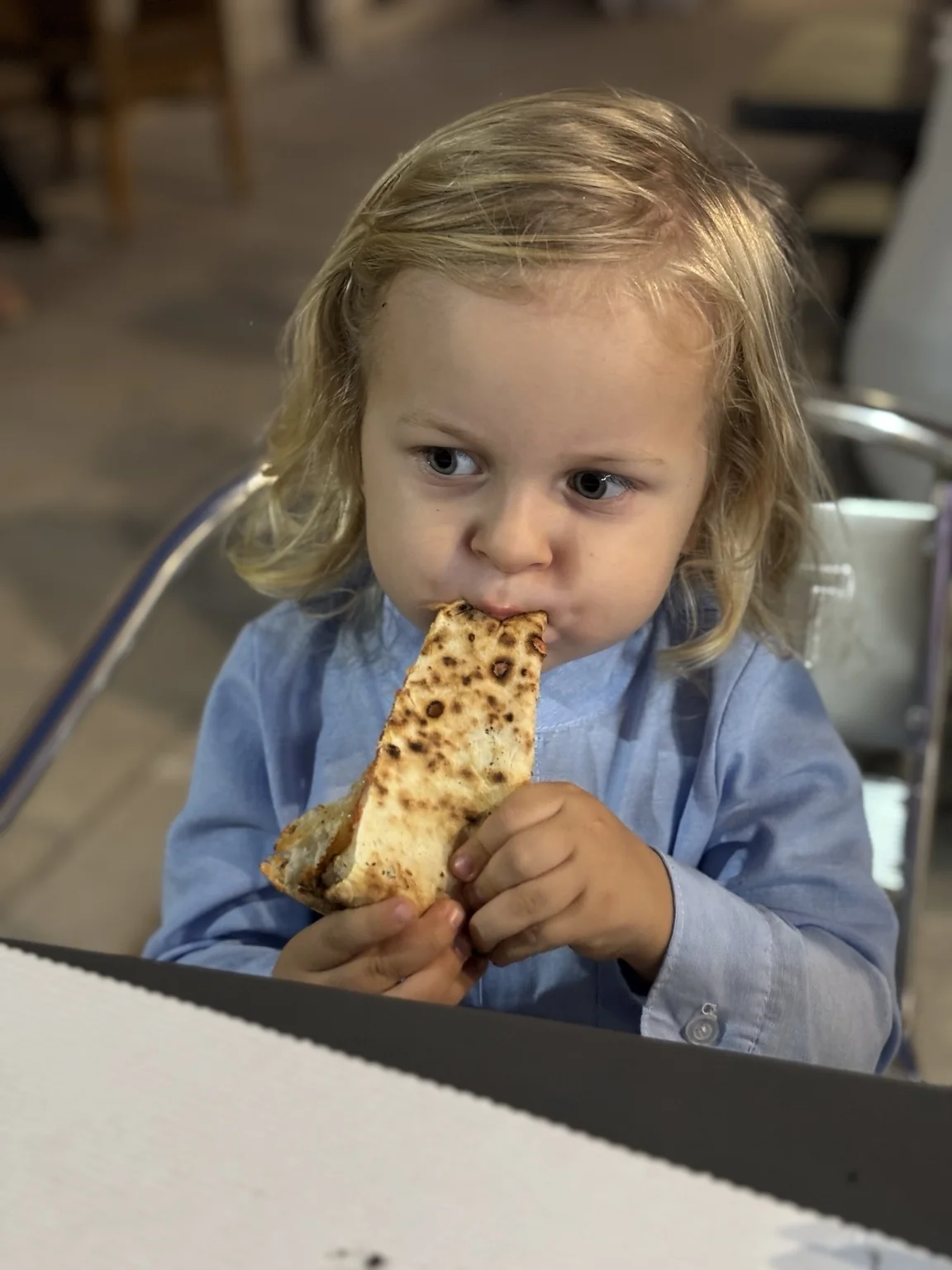 Theo in un locale italiano